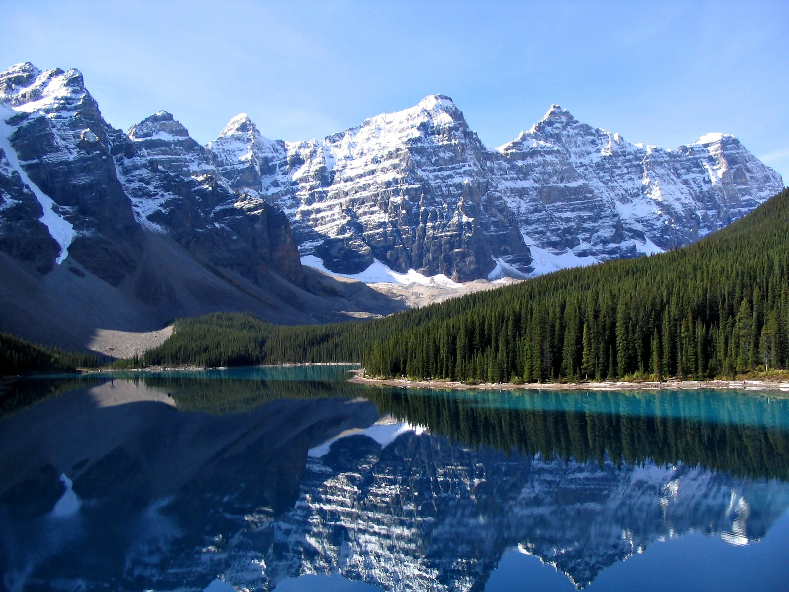 Lago Moraine e montanhas em Banff, no Canadá
